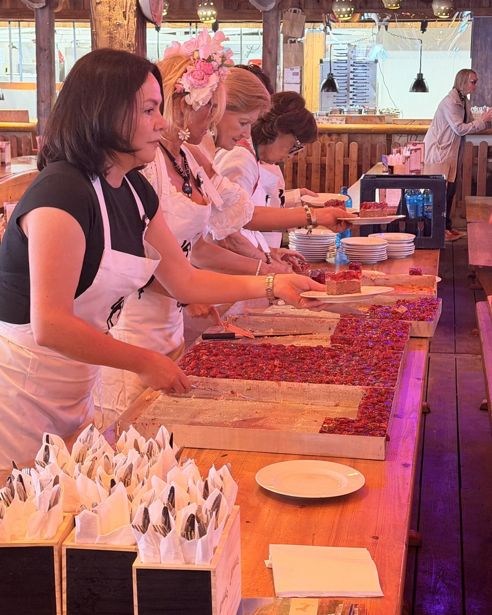 mihaellovric_'s tweet image. Für mich zeigt Ehrenamt, worauf es wirklich ankommt. 💛

Stille Not Stuttgart e.V. hat in Stuttgart einen besonderen Nachmittag für Seniorinnen und Senioren organisiert.

Danke an alle Ehrenamtlichen. 🙌

#ehrenamt #stillenot #stuttgart