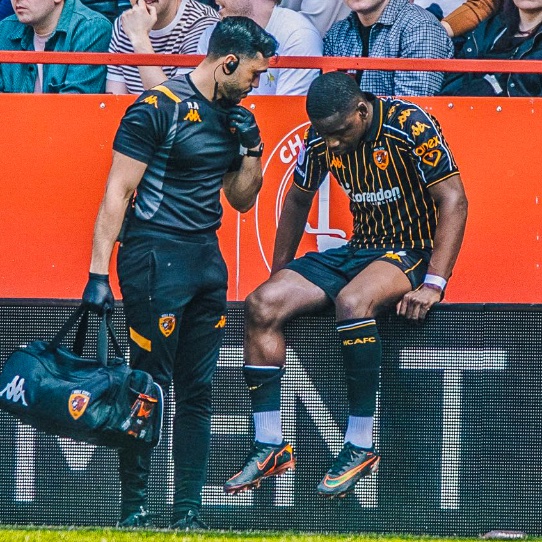 eurofootcom's tweet image. In 2025, Hull City player Eliot Matazo (24) suffered an ACL injury in his left knee. He spent 14 months out. 

He returned to action, but after just 10 minutes into a match, Matazo suffered yet another ACL injury. This time it was in his right knee. 

Strength to him... ❤️‍🩹🙏