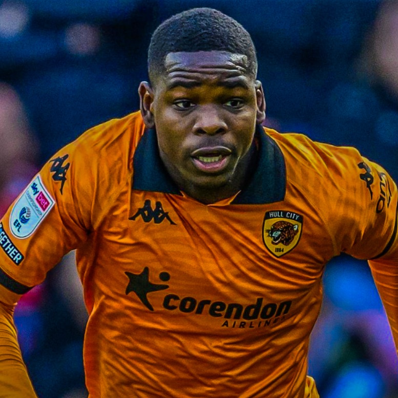 eurofootcom's tweet image. In 2025, Hull City player Eliot Matazo (24) suffered an ACL injury in his left knee. He spent 14 months out. 

He returned to action, but after just 10 minutes into a match, Matazo suffered yet another ACL injury. This time it was in his right knee. 

Strength to him... ❤️‍🩹🙏