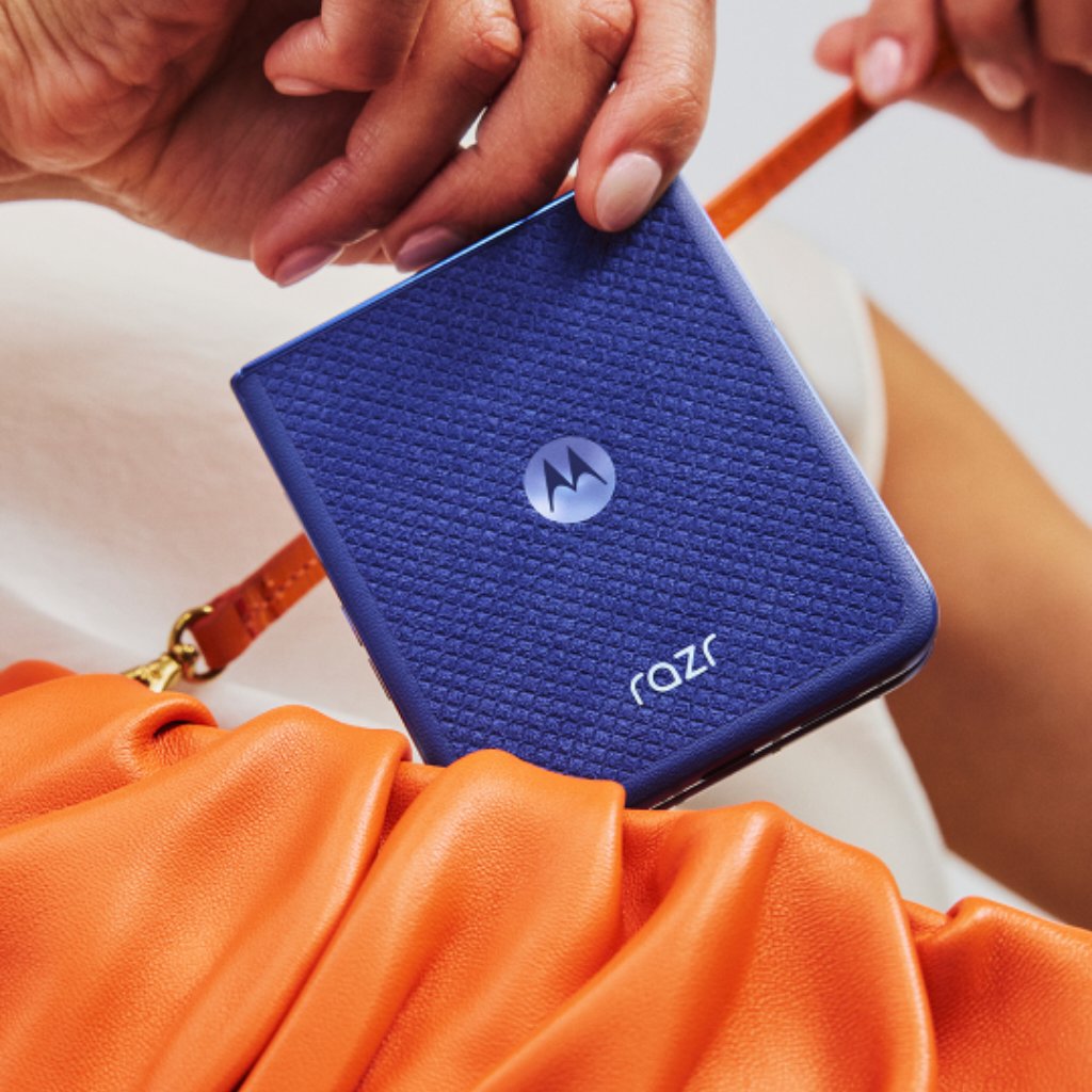 drbeel_techno's tweet image. Motorola
الشكل النهائي لمطوي موتورولا الصغير الجديد #Razr70Ultra 
يتبع