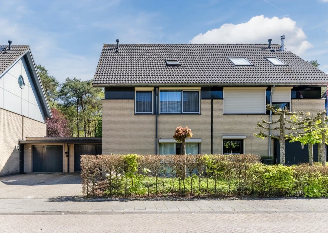 Dit huis staat te koop. Niet geschikt. De buren hebben een schoorsteen. #houtstook