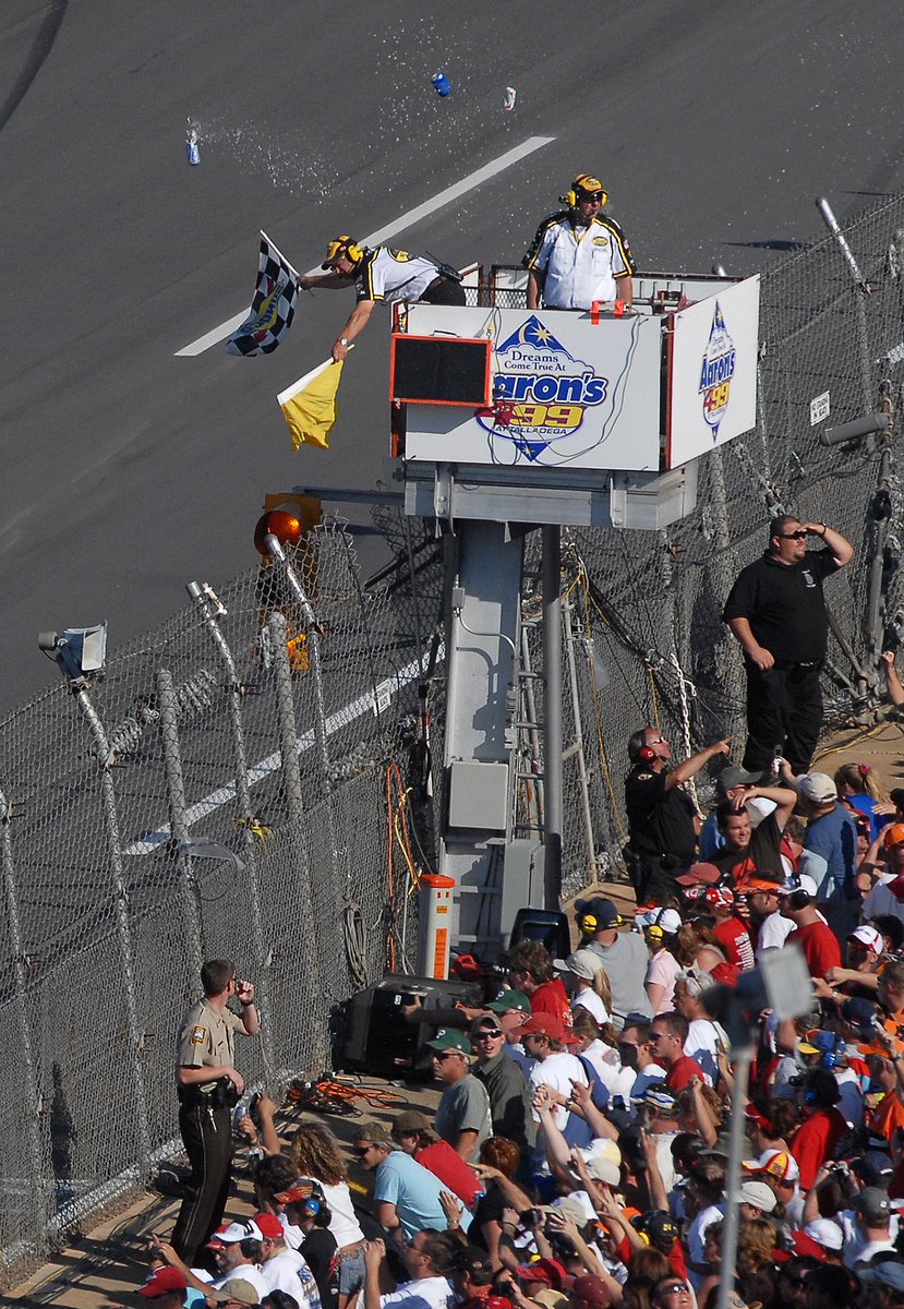 rebilasphoto's tweet image. 19 years ago today @JeffGordonWeb would win his 77th #NASCAR Cup Series race to pass Dale Earnhardt Sr in career wins and the fans showed their appreciation of the history witnessed by showering Gordon with cans of beer. 

📸 @rebilasphoto