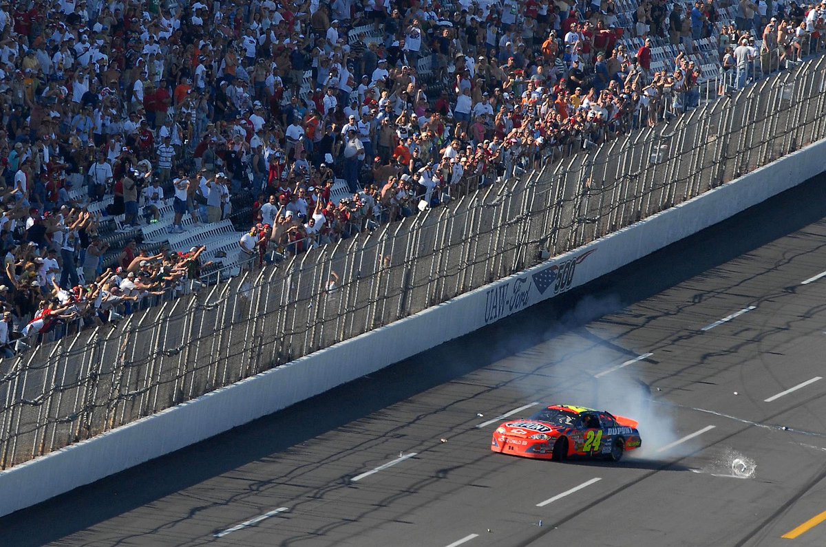 rebilasphoto's tweet image. 19 years ago today @JeffGordonWeb would win his 77th #NASCAR Cup Series race to pass Dale Earnhardt Sr in career wins and the fans showed their appreciation of the history witnessed by showering Gordon with cans of beer. 

📸 @rebilasphoto