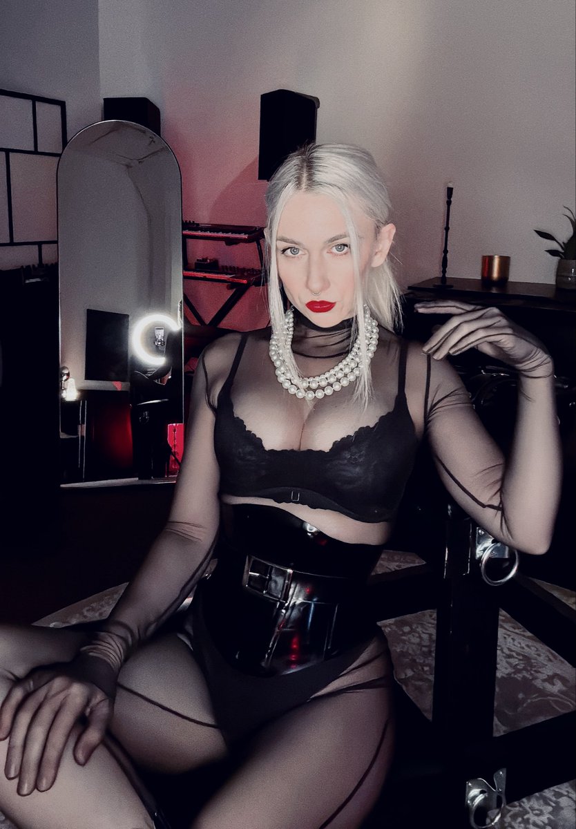 MistressAyverie's tweet photo. Bow before your Queen, your forehead against the cool floor, Her boot gracing your scalp as a reminder of your place and where you belong. https://t.co/MHaxrvvi3M