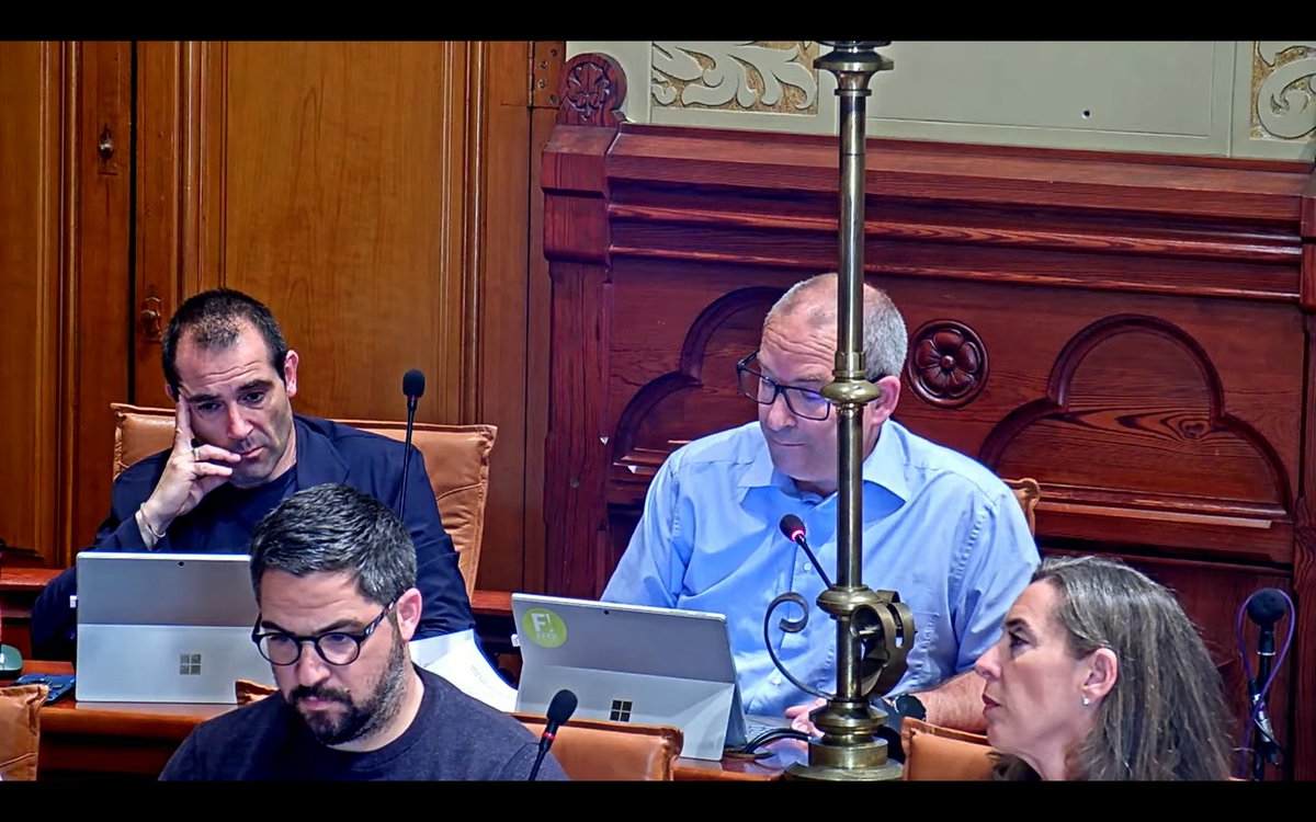 AjSitges's tweet photo. El portaveu de @fetspersitges explica que "ens preocupa que la modificació no serveixi per reforçar la brigada. Veiem que se suprimeixen 2 places, mentre el municipi creix. Es reconverteixen algunes places en perfils tècnics, però això no ha de servir d'excusa per perdre mans" https://t.co/5g1FhvTtIi