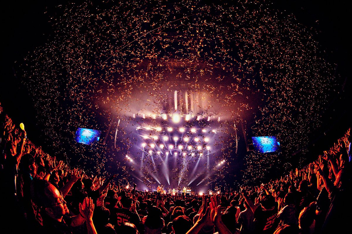 yamaguchi_SBM's tweet photo. Kアリーナ横浜。近藤洋一は言った『豊島区要町のアパートに今日キミが来てくれたんだ』俺は要町アパート時代がずっと続けばいいなと思いバンドを組んだ。その要町アパートに今夜キミは来たんだね。ってことは俺たちは仲間さ。昔と違って素直に言うぜ？仲間なんだからキミの生命を俺に祝福させてくれ。 https://t.co/lb8fS2aNge