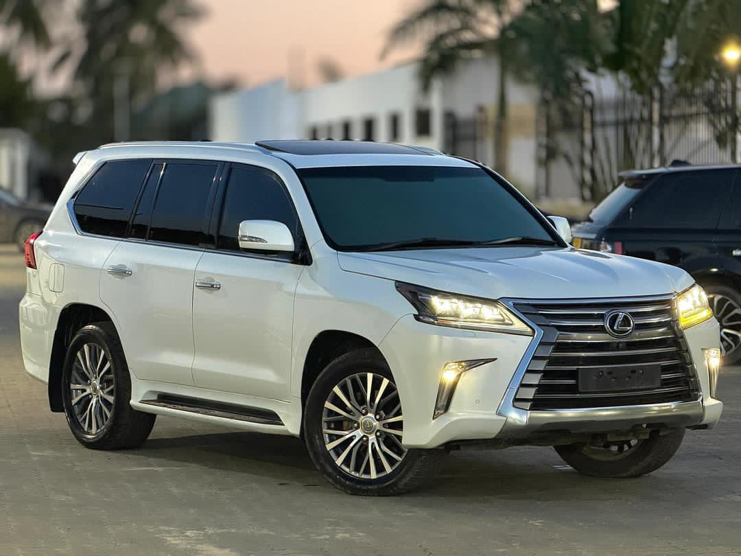 darautobroker's tweet image. Bei/Price🏷️👉🏾TSH 189M
Call📞+255 747 999 927

LEXUS LX450D

Year: 2017
Engine: 1VD
Mileage: 80K
Fuel⛽: DIESEL

Transmission: AUTO

✨Cruise Control 
✨Parking Sensors
✨Wireless Charging Pads

✅Clean Interior 
✅Well-Maintained 
✅Swap Deals Available 

#Lexus #LexusLx450D