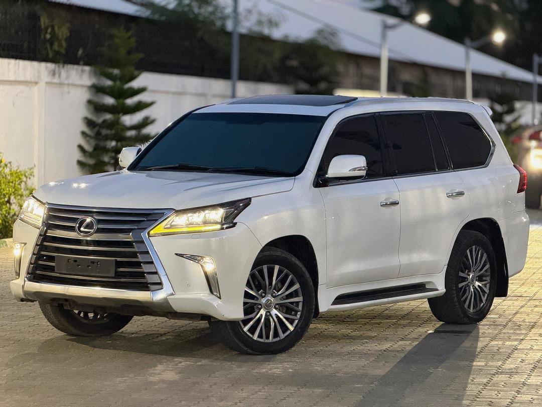 darautobroker's tweet image. Bei/Price🏷️👉🏾TSH 189M
Call📞+255 747 999 927

LEXUS LX450D

Year: 2017
Engine: 1VD
Mileage: 80K
Fuel⛽: DIESEL

Transmission: AUTO

✨Cruise Control 
✨Parking Sensors
✨Wireless Charging Pads

✅Clean Interior 
✅Well-Maintained 
✅Swap Deals Available 

#Lexus #LexusLx450D