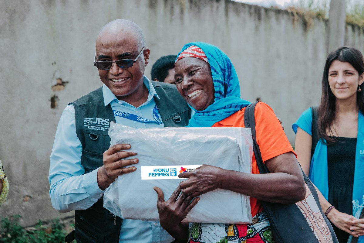 UNWomenBurundi's tweet photo. ✨On April 28, 2026, in Buringa, @UNWomenBurundi, @UNHCR_Burundi, and #JRS Burundi joined forces to launch the official distribution of essential agricultural and technical equipment to urban refugees. Despite the heavy rain, the spirit of hope and determination shone brightly https://t.co/lILEaFzXzS