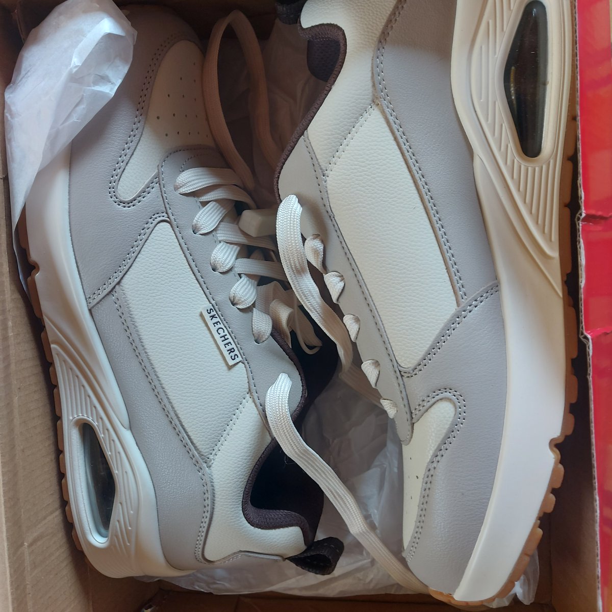 MikeCambrian's tweet photo. @SportsDirectUK Having ordered pair of size 10 Brooks Ghost Max 3 Sn62 Black/Lime 10 (45) running shoes priced at £124.99 (order no: SD40000133423175) I have instead received size eight Skechers. Customer service insist right package was sent when photos clearly prove otherwise! https://t.co/mTJeeYzNKr