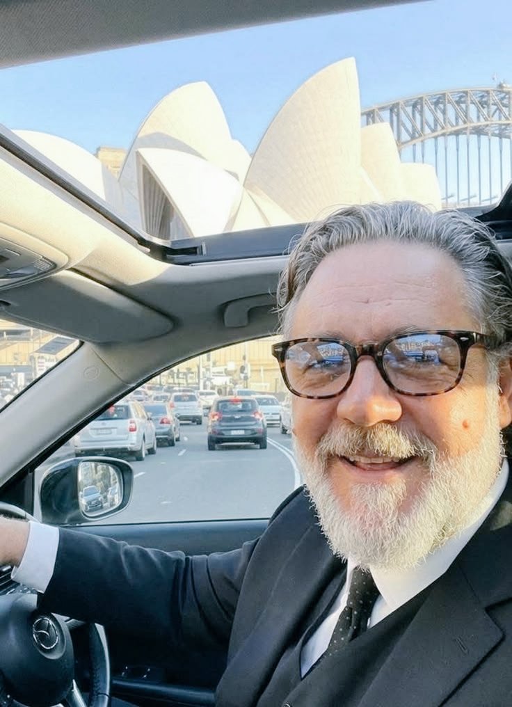 SipsBits's tweet photo. @russellcrowe I'm older than YOU{ 7 &amp; a 1/2 years ///* }
Now see, if you were that terrible°? 
Would a gorgeous lady as Britney still be with you since you met once more in 2019 when she/a Real State expert\advised you for your lodgins~mansion when Unhinged ? https://t.co/4acor8oPlA
