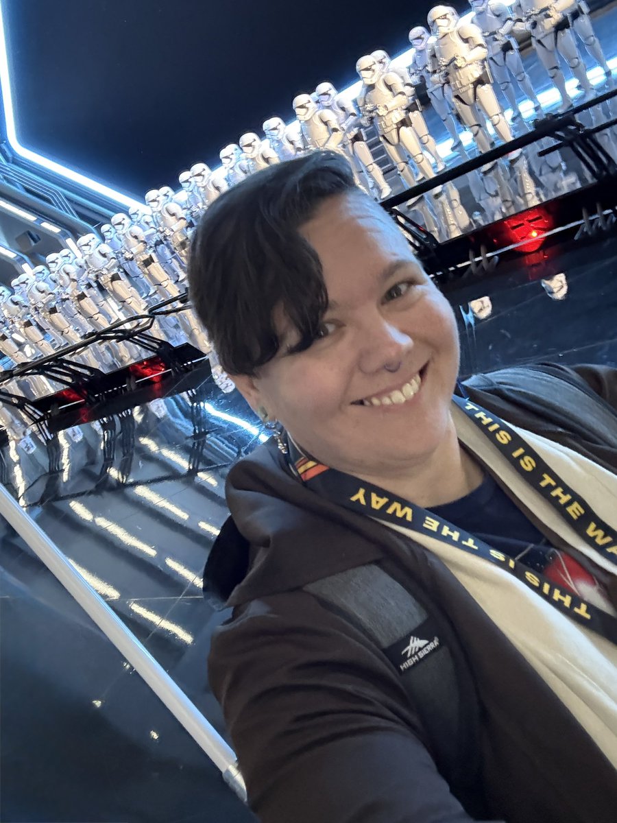 PerkyDaisy23's tweet photo. Had an amazing time at Star Wars Nite @Disneyland! Got off the plane from NC, did a pit stop at the Phalanx House to change then went off to the park. Was up for almost 23 hours and would do it again in a heartbeat! https://t.co/FFQIgpipS4