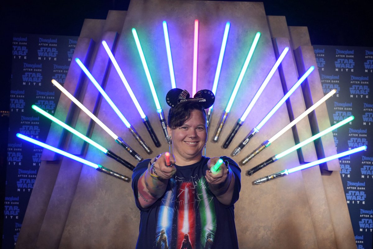 PerkyDaisy23's tweet photo. Had an amazing time at Star Wars Nite @Disneyland! Got off the plane from NC, did a pit stop at the Phalanx House to change then went off to the park. Was up for almost 23 hours and would do it again in a heartbeat! https://t.co/FFQIgpipS4
