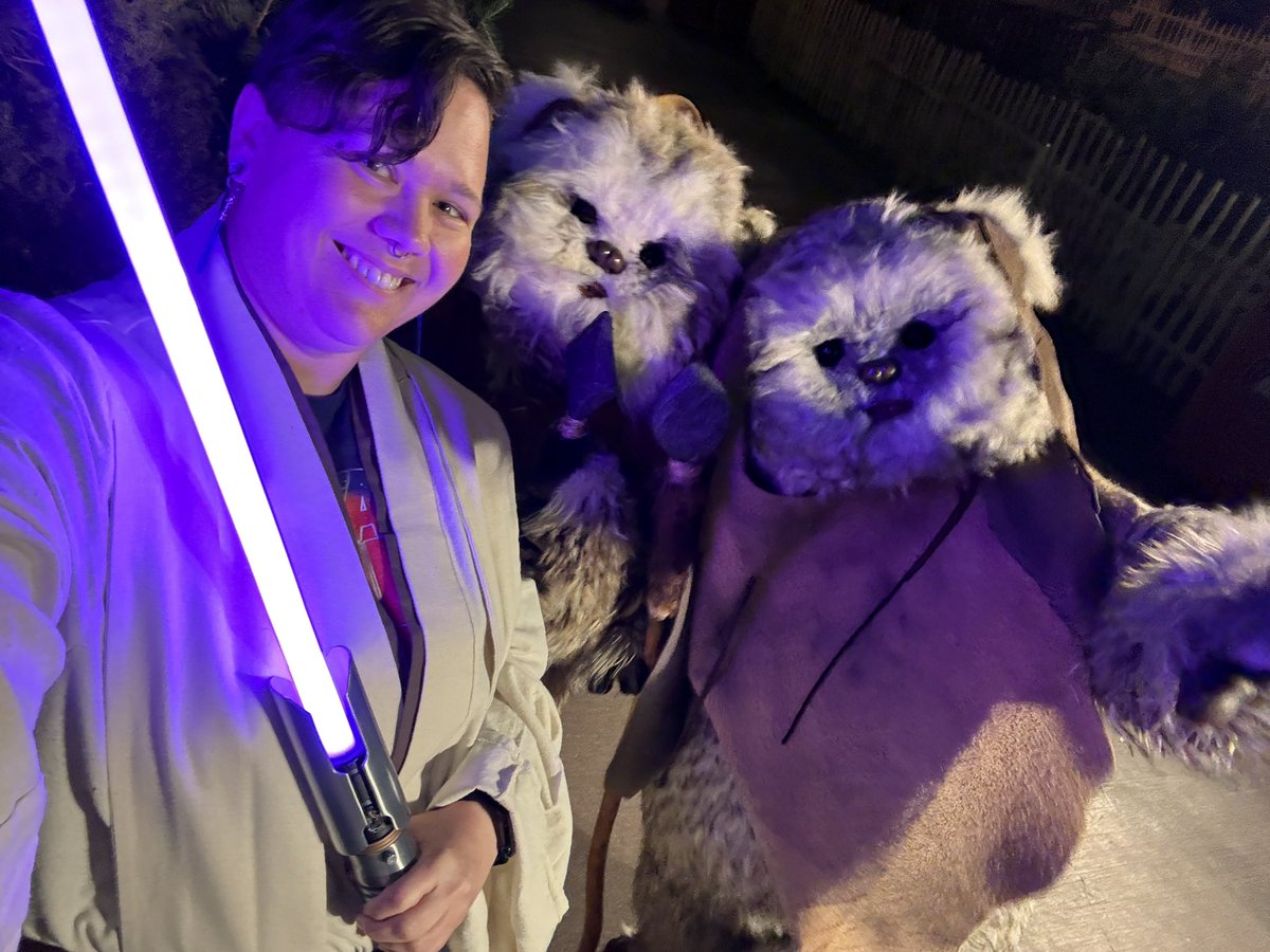 PerkyDaisy23's tweet photo. Had an amazing time at Star Wars Nite @Disneyland! Got off the plane from NC, did a pit stop at the Phalanx House to change then went off to the park. Was up for almost 23 hours and would do it again in a heartbeat! https://t.co/FFQIgpipS4