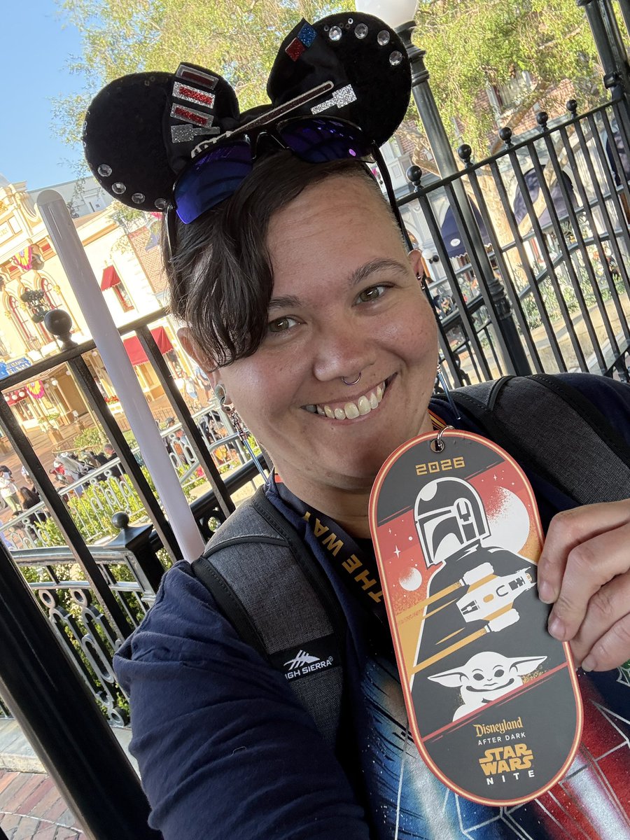 PerkyDaisy23's tweet photo. Had an amazing time at Star Wars Nite @Disneyland! Got off the plane from NC, did a pit stop at the Phalanx House to change then went off to the park. Was up for almost 23 hours and would do it again in a heartbeat! https://t.co/FFQIgpipS4
