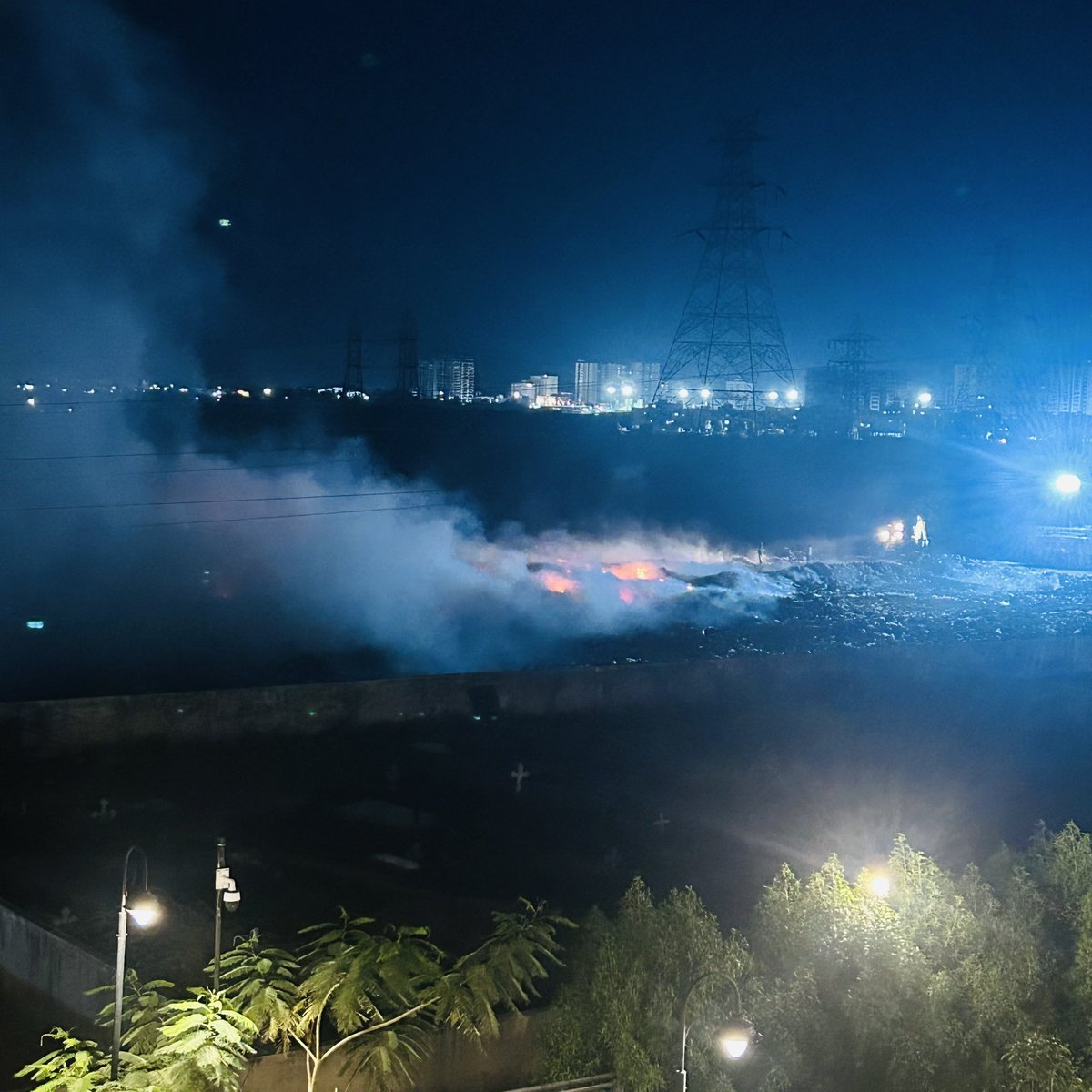 anantacharan's tweet photo. Burning garbage in marshland near Sammenchery bus depot (Back side of Casagrand First City) isn’t just careless, it’s environmental vandalism.
Poisoning air, killing ecosystems, contaminating water. This isn’t management, it’s negligence. Act now. https://t.co/CwXR4vWZbm