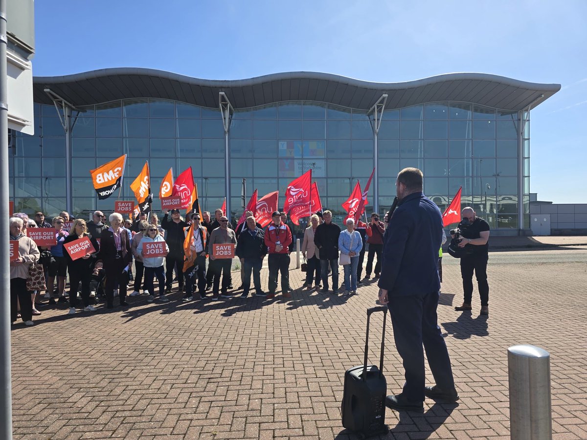 TUCYorksHumber's tweet photo. 🚨🚨🚨 SAVE DONCASTER AIRPORT

Reform is threatening to pull a £57 million loan that will sink our airport &amp; all the jobs it was set to create.

Stand with @GMBCampaigns, @UniteNEYH &amp; the TUC to demand they deliver on their promise &amp; support our regions economic future!

#SaveDSA https://t.co/uOVXH7ri0H