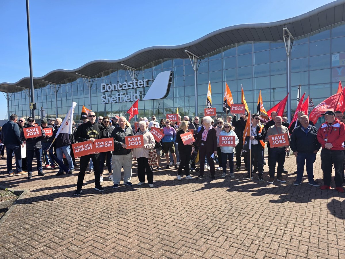 TUCYorksHumber's tweet photo. 🚨🚨🚨 SAVE DONCASTER AIRPORT

Reform is threatening to pull a £57 million loan that will sink our airport &amp; all the jobs it was set to create.

Stand with @GMBCampaigns, @UniteNEYH &amp; the TUC to demand they deliver on their promise &amp; support our regions economic future!

#SaveDSA https://t.co/uOVXH7ri0H