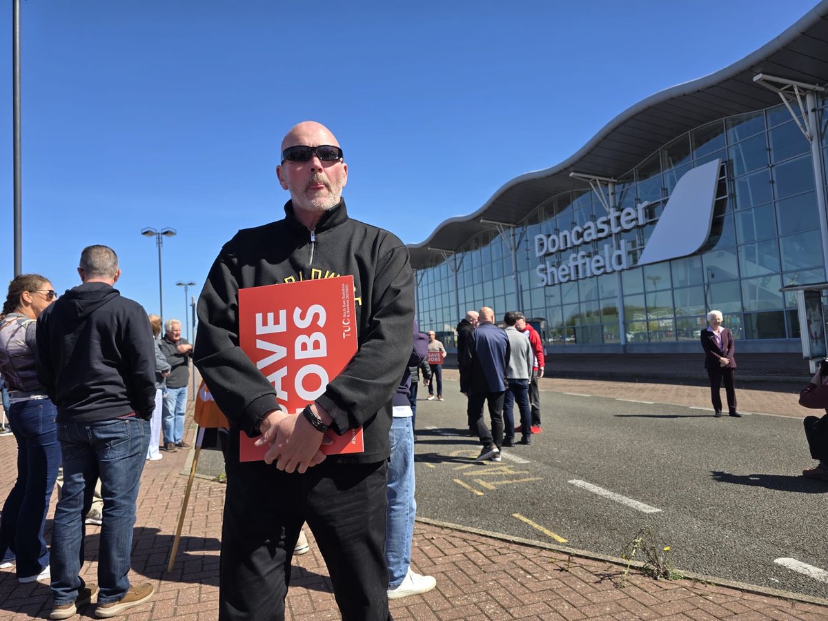 TUCYorksHumber's tweet photo. 🚨🚨🚨 SAVE DONCASTER AIRPORT

Reform is threatening to pull a £57 million loan that will sink our airport &amp; all the jobs it was set to create.

Stand with @GMBCampaigns, @UniteNEYH &amp; the TUC to demand they deliver on their promise &amp; support our regions economic future!

#SaveDSA https://t.co/uOVXH7ri0H