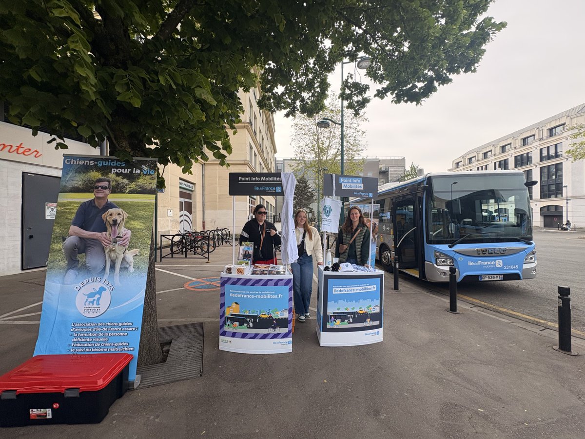MLV_IDFM's tweet photo. Ce matin en gare de #Lagny, l’association @ChienGuide sensibilisait les voyageurs au quotidien des personnes déficientes visuelles, notamment dans les #transports
Un rappel essentiel : les #chiensguides d’assistance sont bien évidemment autorisés dans les transports en commun🐕🦺 https://t.co/gGrbR2gsZk