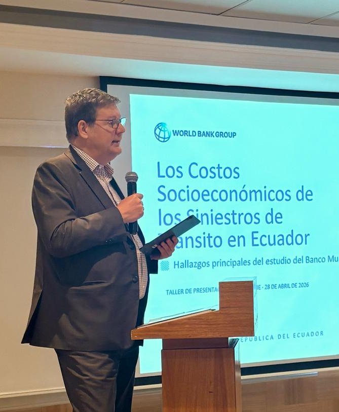 BorisWeber's tweet photo. Los siniestros de tránsito le cuestan a #Ecuador 5.480 millones al año (5% del PIB). Un impacto directo en el desarrollo.

Presentamos el informe sobre su costo socioeconómico.
👩‍💻 https://t.co/s1wP0ja9IC
Descarga el informe y revisa los hallazgos clave. https://t.co/GKpneiiY1p