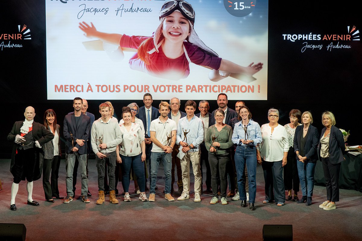 ccivendee's tweet photo. 6 entreprises récompensées hier soir par les Trophées Avenir Jacques Audureau ! Un concours qui honore l'audace, la créativité et la persévérance 👏

Découvrez le palmarès➡️ https://t.co/AwmEMpgI1u
#CCI #vendée #entreprendre https://t.co/jF1vfvoy2J