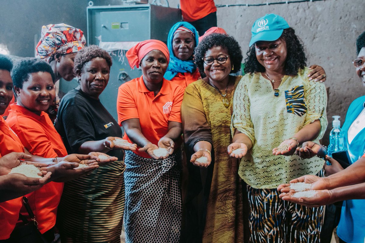 UNWomenBurundi's tweet photo. 🙏 We extend heartfelt thanks to local authorities, rice farmers’ cooperatives, and the Burundian government for their hospitality and commitment. Together, we are building pathways to autonomy, dignity, and opportunity for over 200,000 refugees in Burundi #Solidarity #Resilience https://t.co/LK8lJgWotf