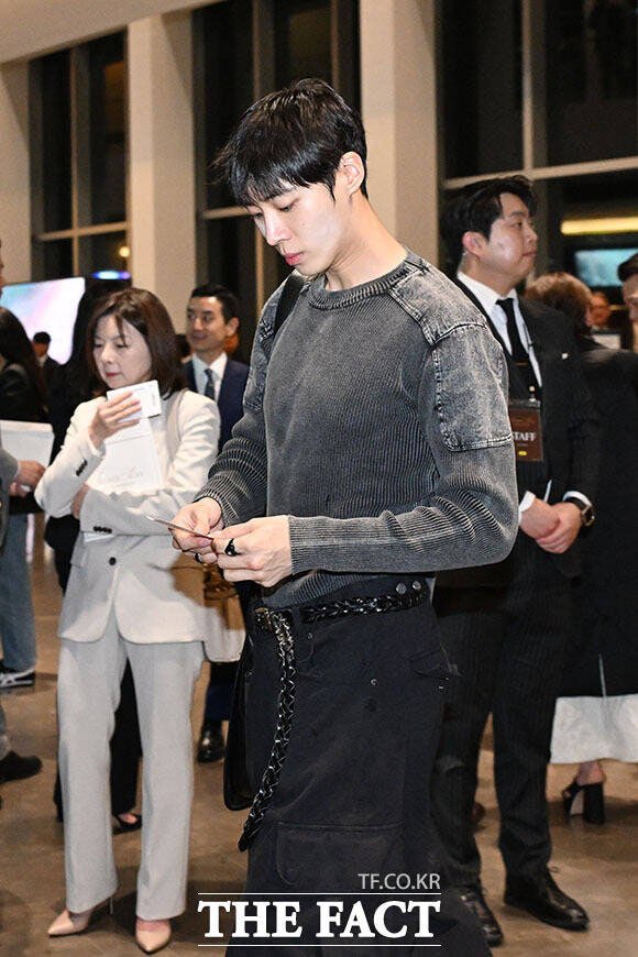 폰 ft.ท้ายตรีฮยอง tweet media