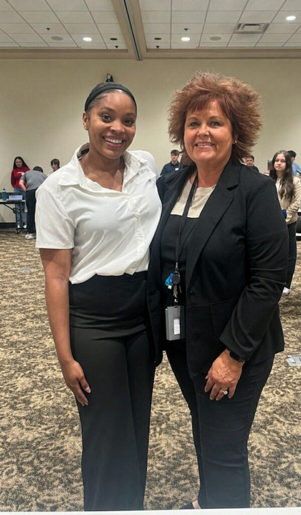 lynettescheman's tweet photo. Congratulations to Daniya Harrison for@completing her Capstone project through the Hall County Mentorship Program along side our wonderful counselor at Lula, Ms. Edie Engle. Daniya will graduate from EHHS in a couple of weeks! Congratulations Daniya! ❤️ https://t.co/tG0ozKyPAn