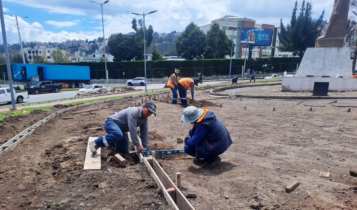 ObrasQuito's tweet photo. 🔼#EspaciosPúblicos | Más zonas recuperadas para Quito🔼
La rehabilitación de la plaza #Egipto en #ElCondado avanza con:
✳️Encofrado y fundición de bordillos
✳️Conformación de nuevas camineras
✳️Excavación de zanjas
💪Fortalecemos la unidad y cultura💪
#QuitoRenace #QuitoNoSeDetiene