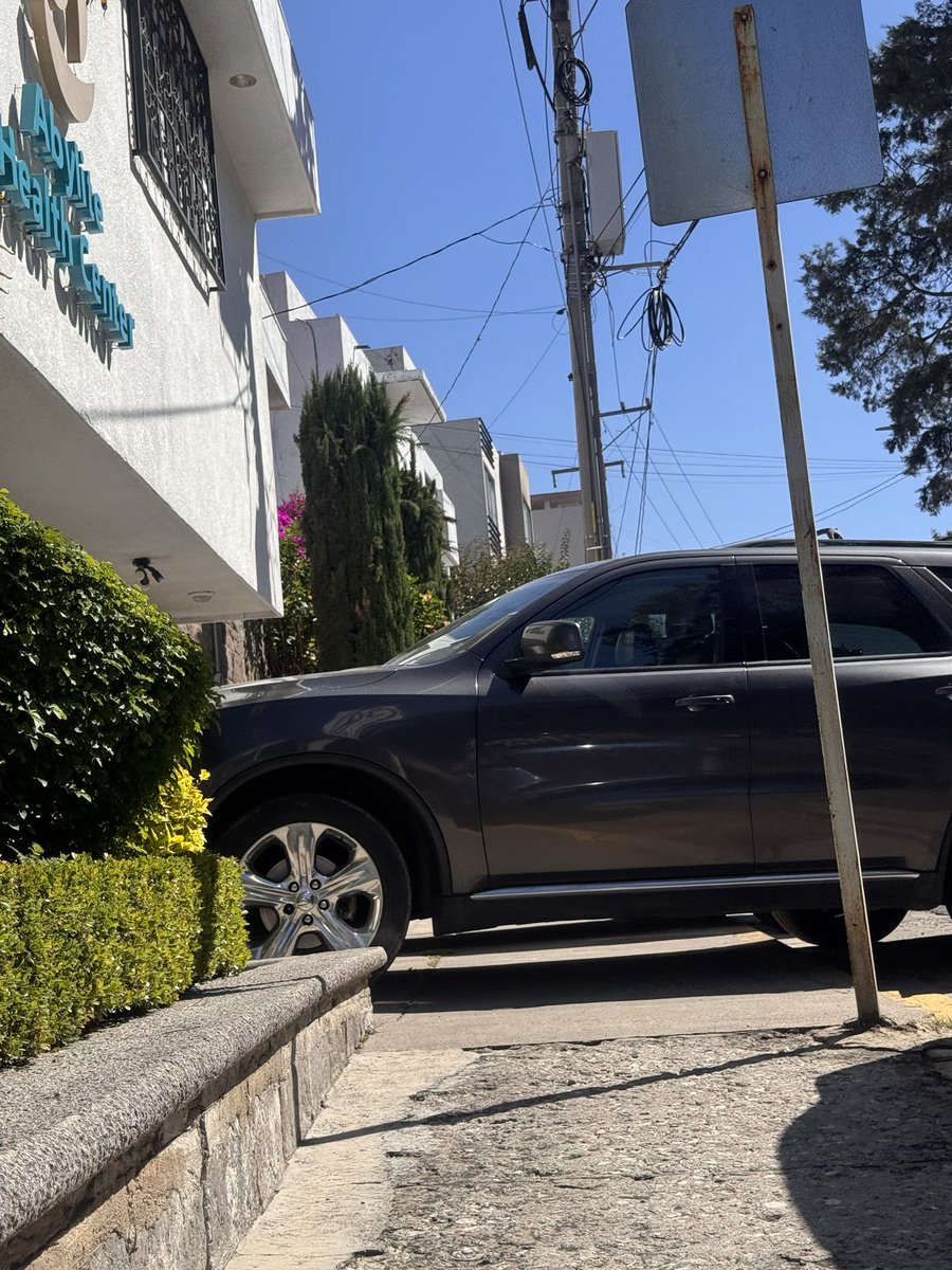 IvanStok's tweet photo. @dirtransitopue algún día regularán el estacionamiento en banquetas? Amozoc 19 Col La Paz https://t.co/s6UAZnx9cs
