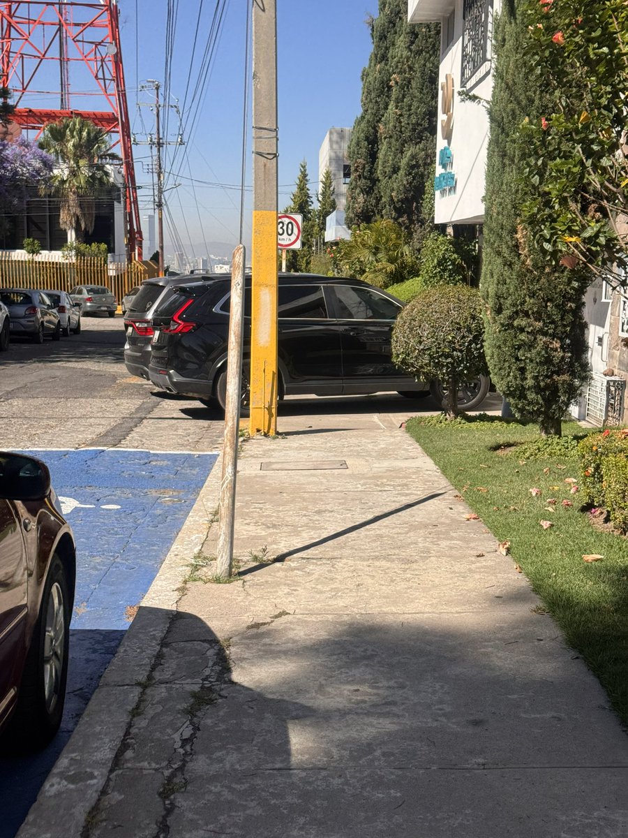 IvanStok's tweet photo. @dirtransitopue algún día regularán el estacionamiento en banquetas? Amozoc 19 Col La Paz https://t.co/s6UAZnx9cs