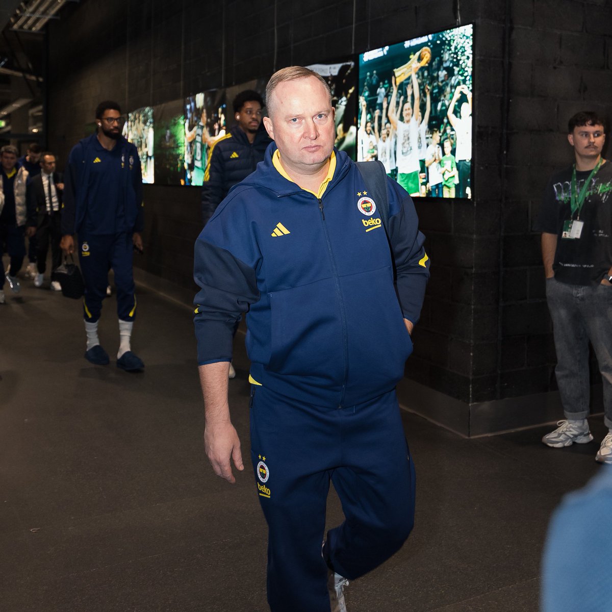 TekYolFener's tweet photo. Fenerbahçe Beko asistan koçu Kazys Maksvytis, kulüpteki seçim gündemi hakkında konuştu:

"Elbette kulüpte olup bitenleri takip ediyoruz. Neler olduğunu biliyoruz ve yaşananları izliyoruz. Ancak basketbol tarafında çok iyi yöneticilerimiz var, Derya Yannier gibi çok iyi bir GM'e sahibiz.

Bizi adeta bir kalkan gibi dışarıda olup bitenlerden koruyor, bu yüzden etkilenmeden sadece basketbola odaklanabiliyoruz. Yine de olup bitenleri takip ediyoruz.

Bazen futbol maçlarına gittiğimiz için yaşananları yakından da görebiliyoruz. Yine de tamamen basketbola odaklanmış durumdayız. Şu an kulüp içinde her şey stabil şekilde ilerliyor."

(15min)