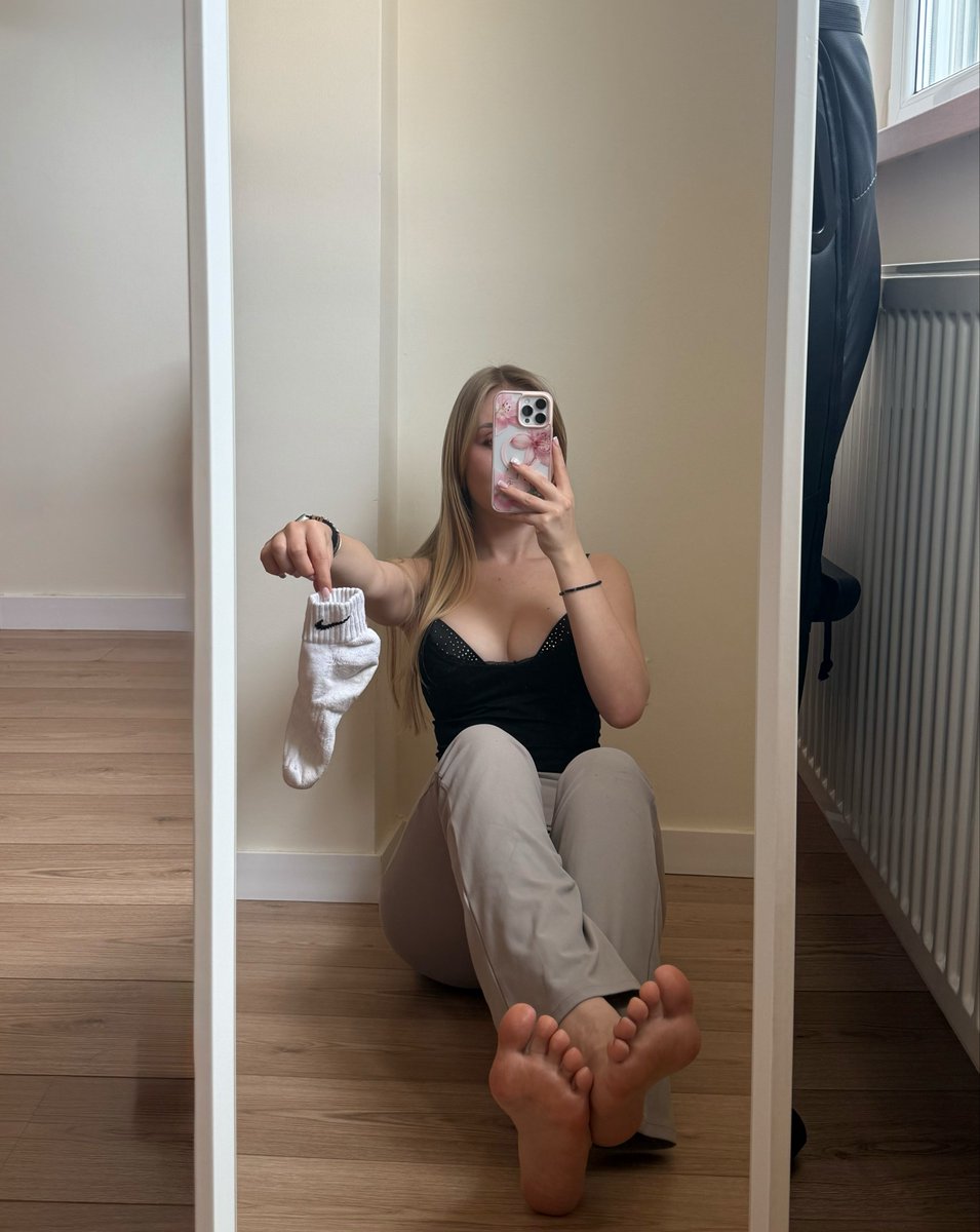 XgoddessAri's tweet photo. Come here and take your snack, puppet https://t.co/2Dz96mbrGN
