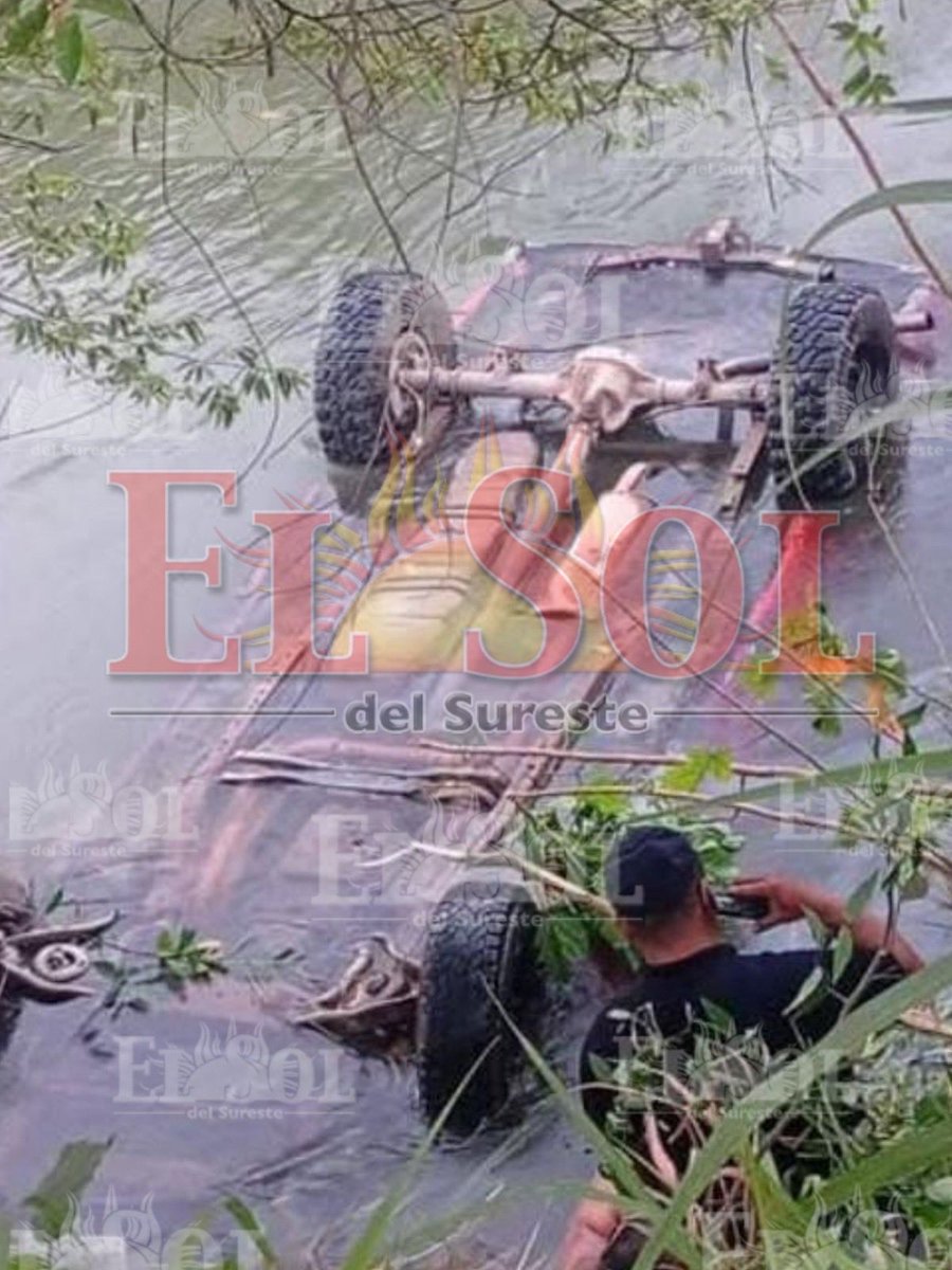El conductor de una camioneta que cayó en una poza llena de agua sobre la carretera estatal Huimanguillo a San Manuel, lamentablemente falleció ahogado; al parecer conducía a exceso de velocidad. (Más información en el impreso). Vía Manuel Ascencio/ Huimanguillo