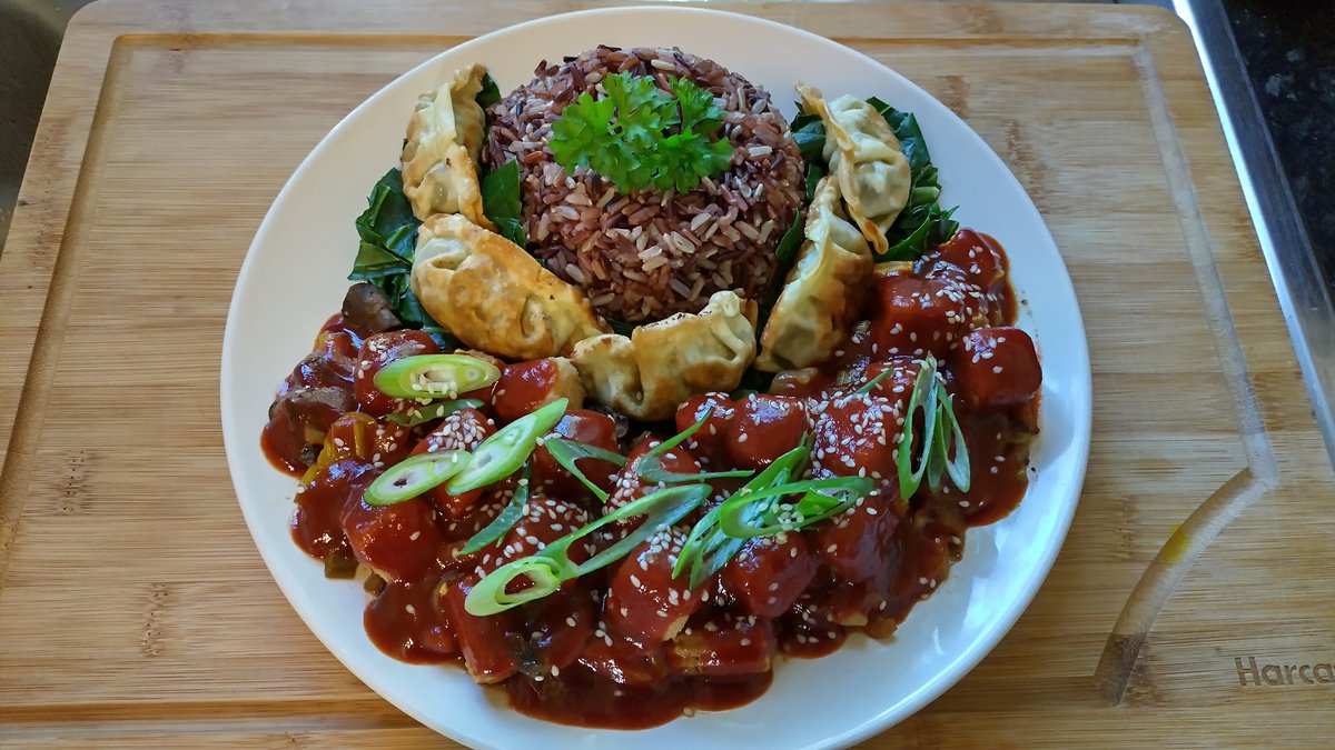 ToneLives's tweet image. Me, starving to death eating grass as a #Vegan