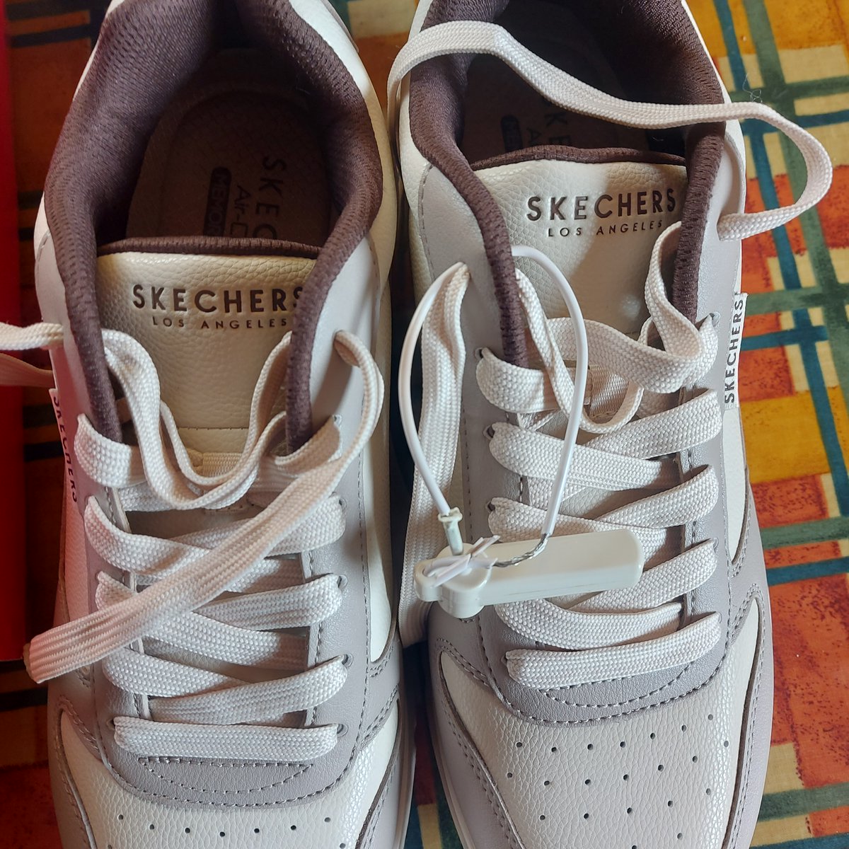 MikeCambrian's tweet photo. @SportsDirectUK Having ordered pair of size 10 Brooks Ghost Max 3 Sn62 Black/Lime 10 (45) running shoes priced at £124.99 (order no: SD40000133423175) I have instead received size eight Skechers. Customer service insist right package was sent when photos clearly prove otherwise! https://t.co/mTJeeYzNKr
