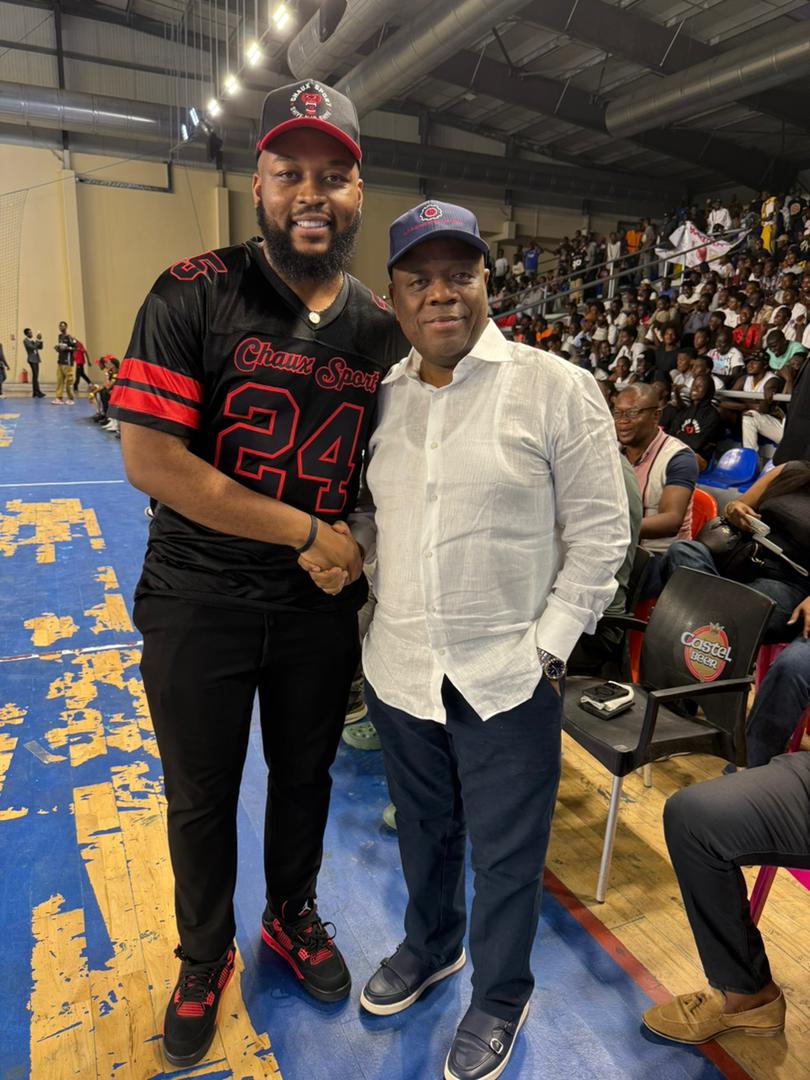 StanysBujakera's tweet photo. #LIPROBAKIN: Le BC Chaux Sport s'impose face au SCTP et reste invaincu
Le BC Chaux Sport a battu le BC SCTP ex-Onatra sur le score de 52 à 44, samedi à Kinshasa, dans le cadre de la Ligue provinciale de basket-ball de la capitale (LIPROBAKIN). Les deux équipes abordaient cette rencontre sans la moindre défaite au compteur.
Le tenant du titre et dernier vainqueur de la Coupe du Congo n'a pas résisté aux Gorilles de Katana, qui ont progressivement creusé l'écart tout au long de la partie : 17-16 à l'issue du premier quart-temps, 29-26 à la mi-temps, 44-33 après le troisième quart avant le score final de 52-44.
Côté Chaux Sport, Élysée Mutombo a terminé la partie avec 8 points, 5 rebonds et 3 passes décisives. Plusieurs recrues en provenance des États-Unis ont également contribué à la victoire, selon le club. Le président du BC Chaux Sport, Serge Mudogo, avait effectué le déplacement depuis l'Afrique du Sud pour assister à la rencontre.
Fondé à Katana, dans le territoire de Kabare au Sud-Kivu, le club avait remporté la Coupe du Congo à Kinshasa en 2024 et participé ensuite à la Road to BAL, la compétition continentale de basket-ball organisée par la NBA Africa.