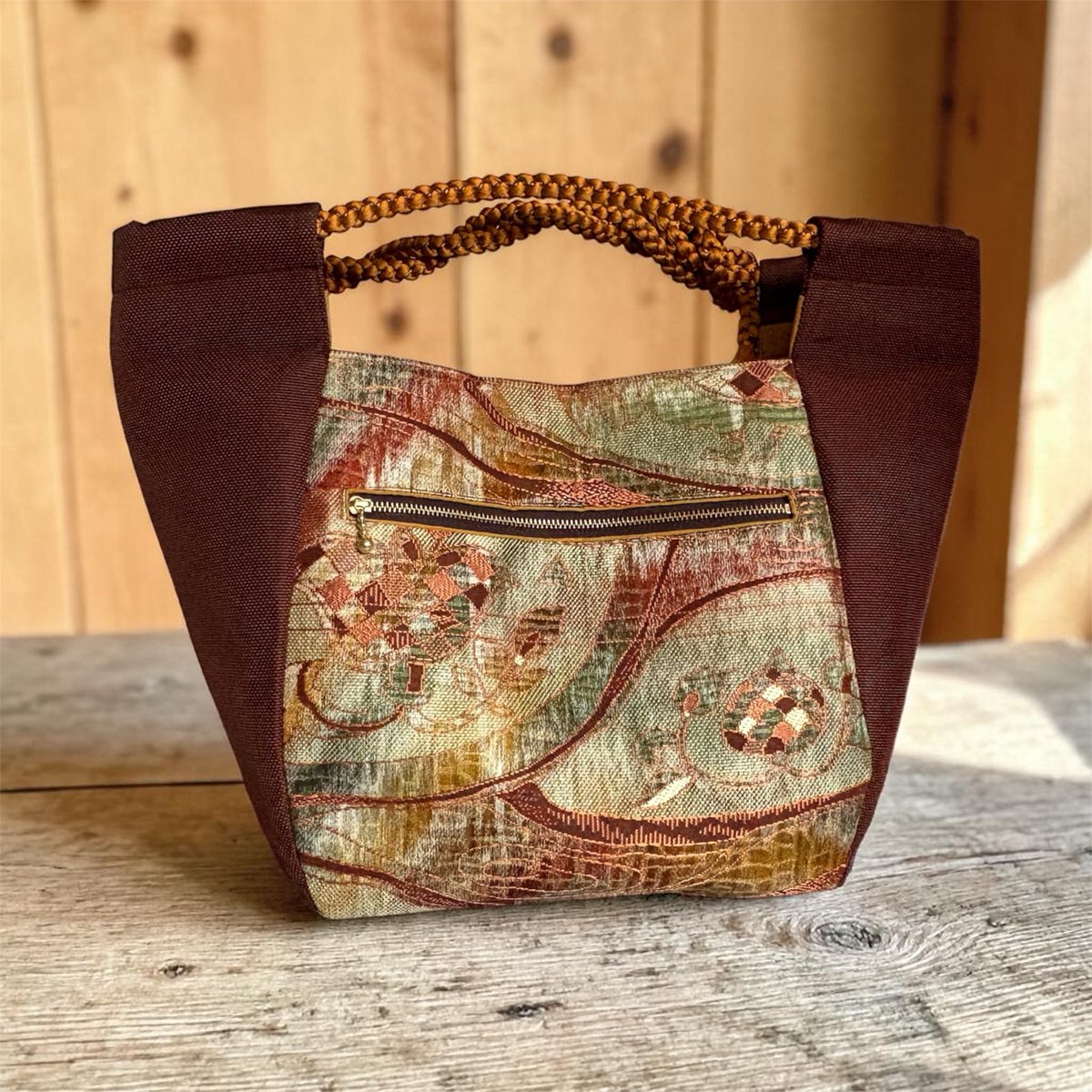 handmade__AR's tweet photo. 5点作成完了しまして、撮影と販売サイトにアップしてく作業が…

割と沢山入るんだよ
着物着てても必要なものは減らせないからね～

普段使いも良し、着物着用時でも良きな帯リメイクバッグ完成しました https://t.co/RbZV1GcniI
