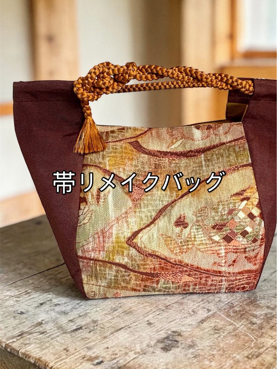 handmade__AR's tweet photo. 5点作成完了しまして、撮影と販売サイトにアップしてく作業が…

割と沢山入るんだよ
着物着てても必要なものは減らせないからね～

普段使いも良し、着物着用時でも良きな帯リメイクバッグ完成しました https://t.co/RbZV1GcniI