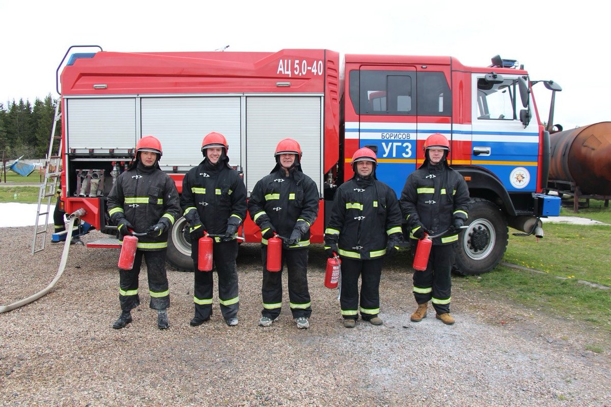 Прадстаўнікі ваенна-дыпламатычнага корпуса з 12 краін азнаёміліся з магчымасцямі філіяла "ІППК" УГЗ МНС 🇧🇾. Гасцям паказалі навучальны палігон, трэнажорныя комплексы і навукова-даследчы інстытут, а таксама далі магчымасць адпрацаваць навыкі тушэння пажару.