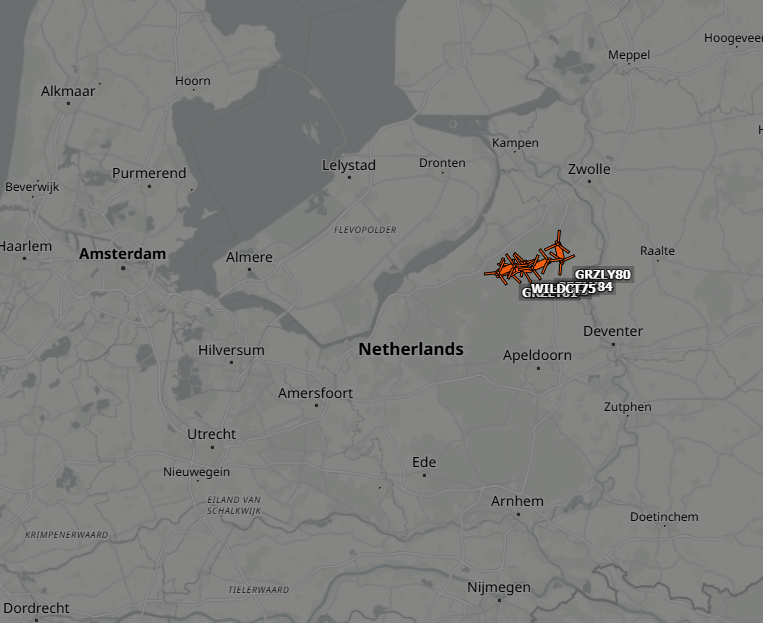 DedWhaleson's tweet photo. 4x CH-47 chinook and 1x AS-332 Super Puma doing fire suppression runs on a massive fire in the Netherlands  #natuurbrand https://t.co/8l7PdzZz9q