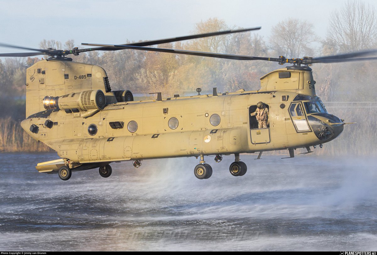 DedWhaleson's tweet photo. 4x CH-47 chinook and 1x AS-332 Super Puma doing fire suppression runs on a massive fire in the Netherlands  #natuurbrand https://t.co/8l7PdzZz9q