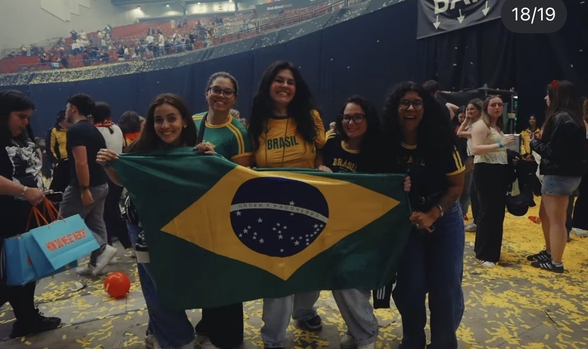 bitetomlinson's tweet photo. HIW DID WE GET HERE NO BRASIL QUANDO https://t.co/j0ZHLM5Ijw