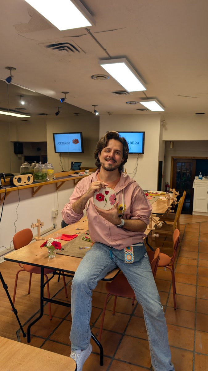 jeffgaguiar's tweet image. Just happy with my last stitching workshop for beginners. If you are in Toronto and would like to join the next workshop check pauseandthread.com or follow me on Instagram for updates @pauseandthread 

#embroidery #stitching