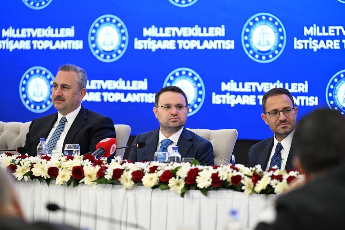fnasiroglu's tweet photo. 📍Adalet Bakanlığı

Adalet Bakanımız Sayın Akın Gürlek’in başkanlığında, milletvekillerimizle birlikte istişare ve değerlendirme toplantımızı gerçekleştirdik.

Toplantıda; adalet hizmetlerinin daha etkin, hızlı ve erişilebilir hale getirilmesine yönelik çalışmalar ile sahadaki ihtiyaç ve talepleri ele alarak önümüzdeki dönemin yol haritasını değerlendirdik.

Hukukun üstünlüğü temelinde, vatandaşlarımızın adalete erişimini güçlendiren reformları kararlılıkla sürdürüyoruz.

Nazik ev sahipliği için Sayın Bakanımıza teşekkür ediyoruz.