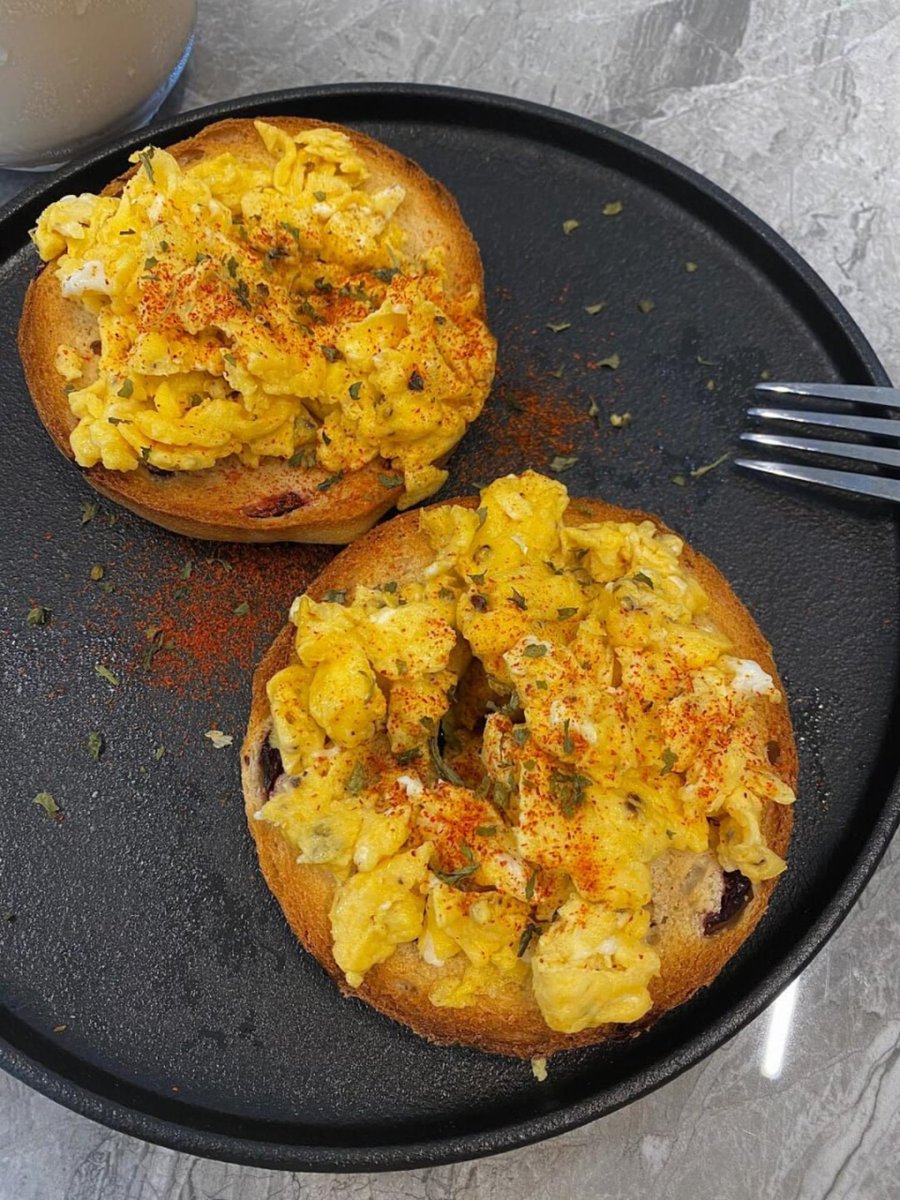 ltyffde's tweet image. Simple lunch today 🍳

Crispy toast with smooth scrambled eggs, sprinkled with spices for added flavor—every bite is just right 🤤 Crispy on the outside, soft on the inside, simple yet satisfying~

Eating well is one of life's little joys ❤️
#Lunch