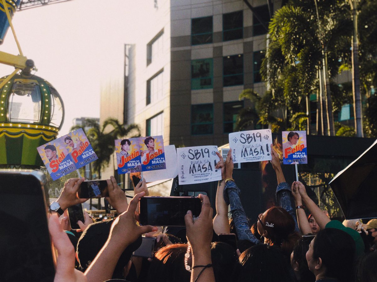 may lumapit sa’kin na casual kanina,,,, medyo may edad na siya. 

sabi niya : “neng, anong meron dyan? sinong kandidato niyo?” 

me : “ah wala po, SB19 po ‘yan. may busking lang po.” 

siya : “akala ko kampanya kasi may mga placard kayo ng mga tumatakbo” 

me : hindi po  hehe 😁