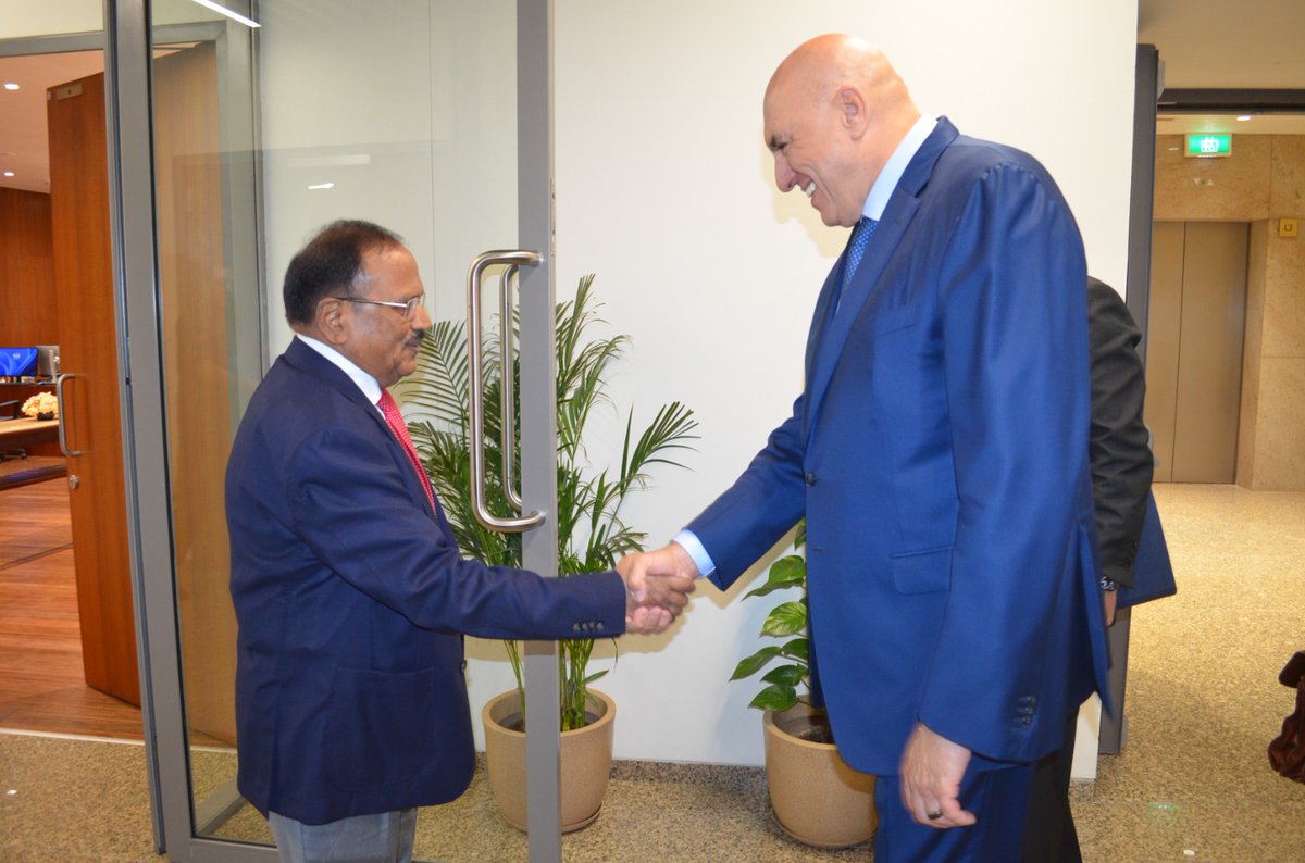 MinisteroDifesa's tweet image. "Cordiale incontro con il Consigliere per la sicurezza nazionale dell'India, Ajit Doval. Focus sul rafforzamento del dialogo strategico tra Italia e India sui principali temi di sicurezza internazionale, con particolare attenzione alla stabilità dell’Indo-Pacifico, alla sicurezza