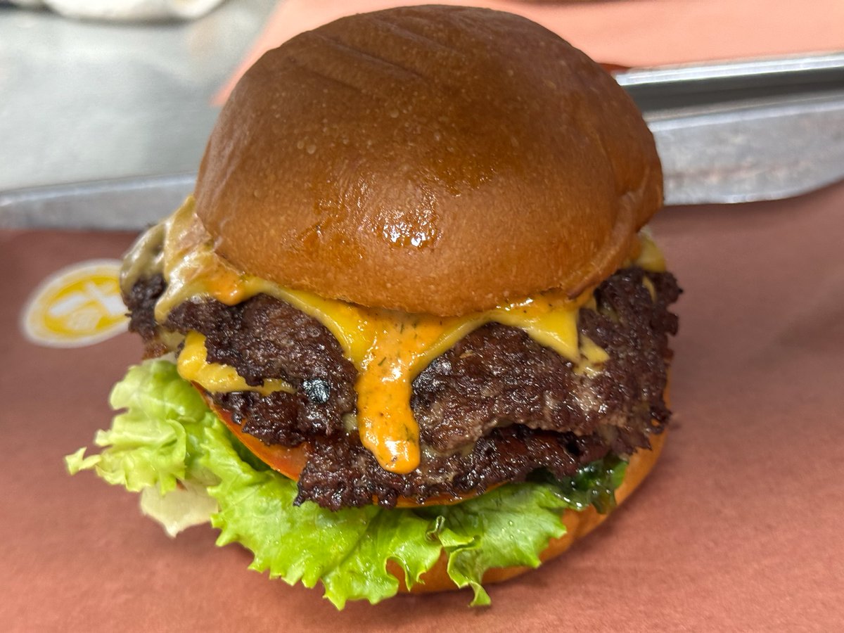 BurgerNButcher's tweet photo. The classic. Grass-fed beef, smashed thin on the flat-top, melted @eatnewschool American, crisp lettuce + tomato on a soft @balthazarbakery_nj bun. 100% seed oil free kitchen.

#burgerandbutcher #seedoilfree #foodrevolution #grassfed #spartanj https://t.co/PX6DvxosHJ